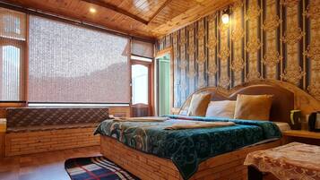 Deluxe Room, City View | Soundproofing, free WiFi