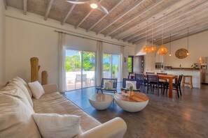 TV, offices - Coco's Beach House Su (Simpson Bay)