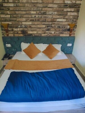 Standard Room, Garden View | 1 bilik tidur, peti besi dalam bilik, meja, ruang kerja komputer riba 