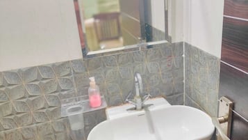 Quarto standard, vista para o jardim | Banheiro | Chuveiro, produtos de toalete grátis, toalhas de banho, sabonete