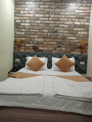 1 Schlafzimmer, Zimmersafe, Schreibtisch, laptopgeeigneter Arbeitsplatz