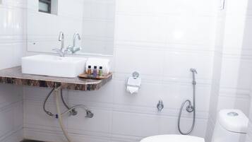 Ducha, cabezal de ducha con hidromasaje, bidet, toallas