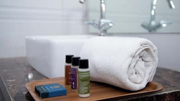 Deluxe-Doppelzimmer | Badezimmer | Dusche, Hydromassagedusche, Bidet, Handtücher