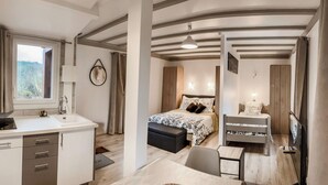 A modern bedroom with a bed, bedside tables, and a window. - LA BAYARDINE (Sarlat-la-Canéda)
