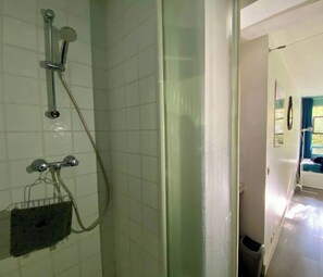 Haartrockner, Handtücher, Seife, Toilettenpapier