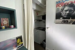 Kühlschrank, Mikrowelle, Wasserkocher mit Kaffee-/Teezubehör
