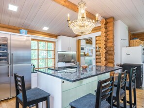 Frigorífico, microondas, lavavajillas y utensilios de cocina