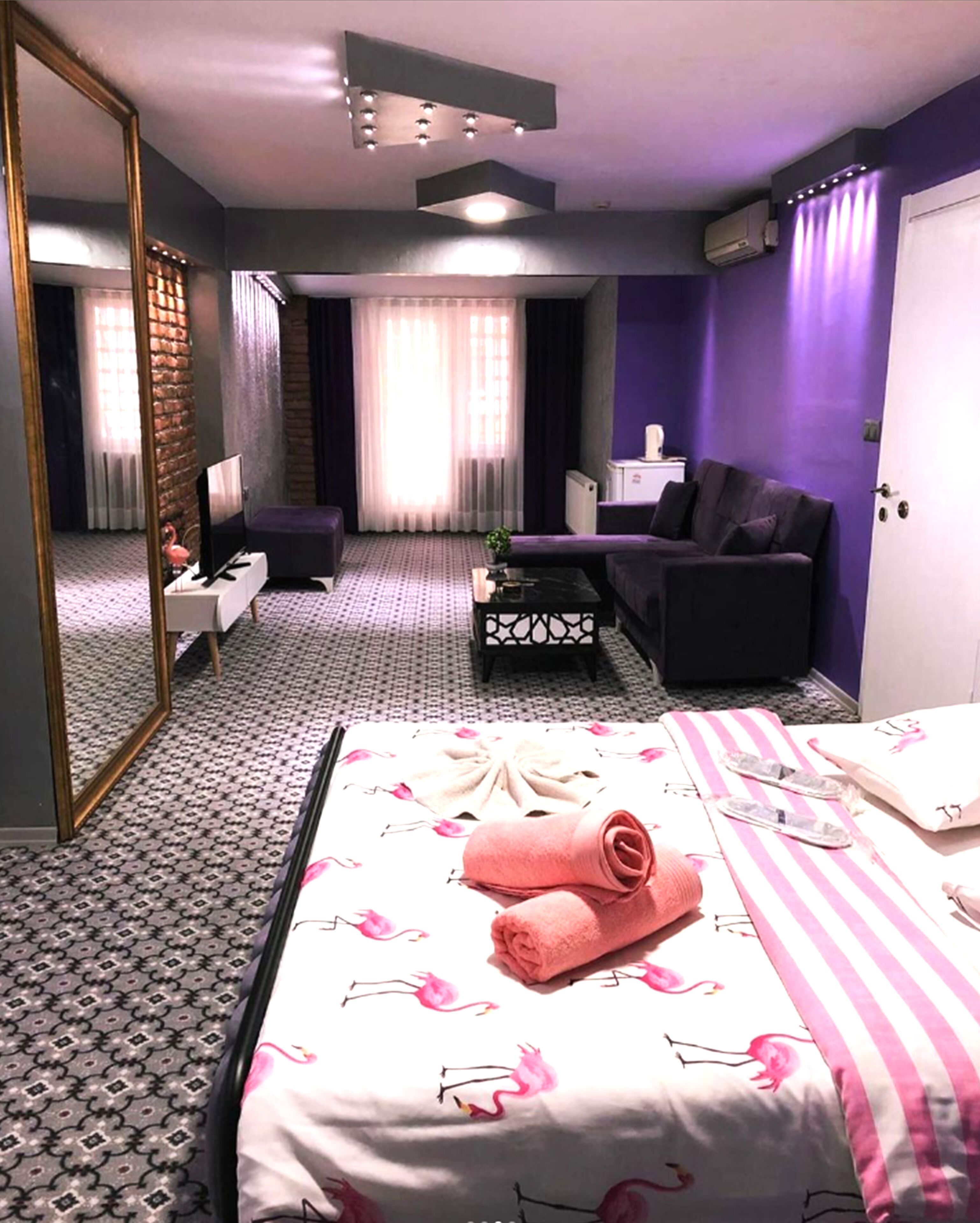 Deluxe Studio Suite, 1 Bedroom, Smoking, Courtyard View | Free WiFi, bed sheets