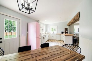 冷蔵庫、電子レンジ、オーブン、コンロ