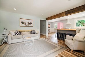 Smart-TV, Bücher, Arbeitsbereiche