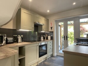 Fridge, microwave, oven, stovetop - Glen Cottage - sleeps 4 guests  in 2 bedrooms (Braithwaite)