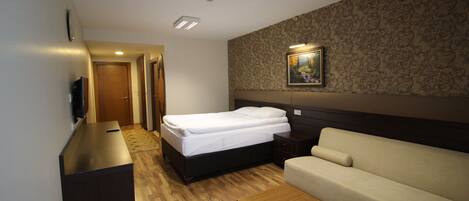 Habitación doble estándar de uso individual | Escritorio y espacio para trabajar con laptop