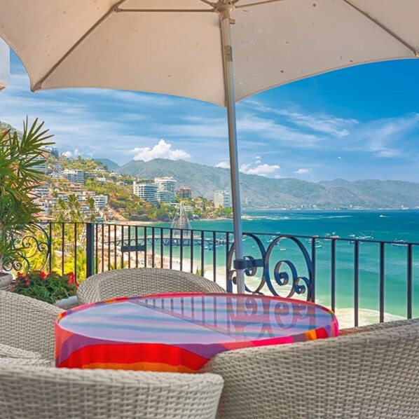 Apartment - Ocean View 2Br Condo-balcony-beach-pool - 712 (Puerto Vallarta)