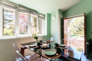Appartement, vue piscine | Salle à manger