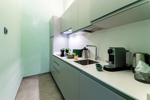 Apartment, Pool View | Private kitchen | Full-sized fridge, microwave, stovetop, dishwasher - L'Orangerie di Villa Mayer (Tremezzina)