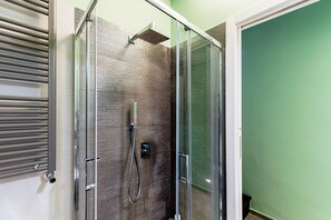 Apartamento, vista para a piscina | Banheiro | Chuveiro, produtos de toalete grátis, secador de cabelo, bidê