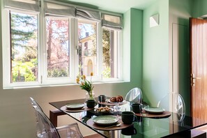 apartman, kilátással a medencére | Étkező