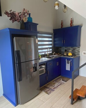 Kühlschrank, Ofen, Herdplatte, Wasserkocher mit Kaffee-/Teezubehör