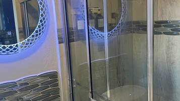 Dusche, Haartrockner, Handtücher, Seife