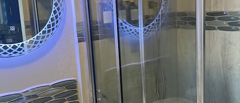 Douche, séchoir à cheveux, serviettes fournies, savon