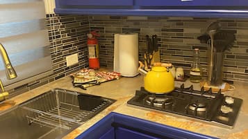 Fridge, oven, stovetop, coffee/tea maker