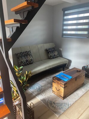 Een smart-tv en boeken