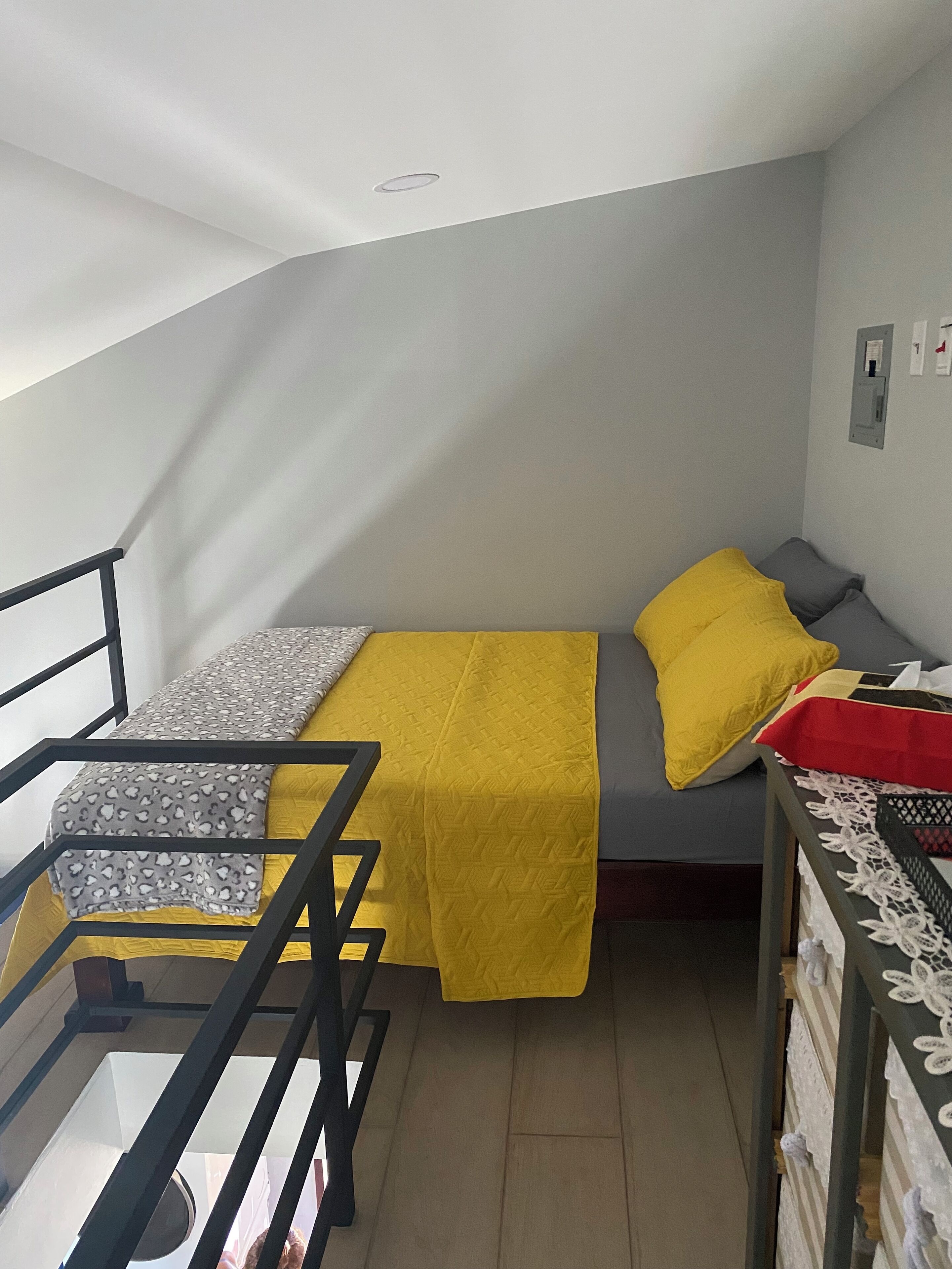 1 habitación, escritorio, tabla de planchar con plancha y wifi gratis 