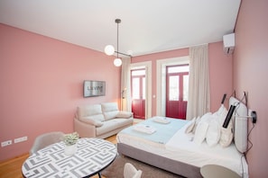 House - Liiiving Historic Cl Rigos Studio - 2B (Porto)