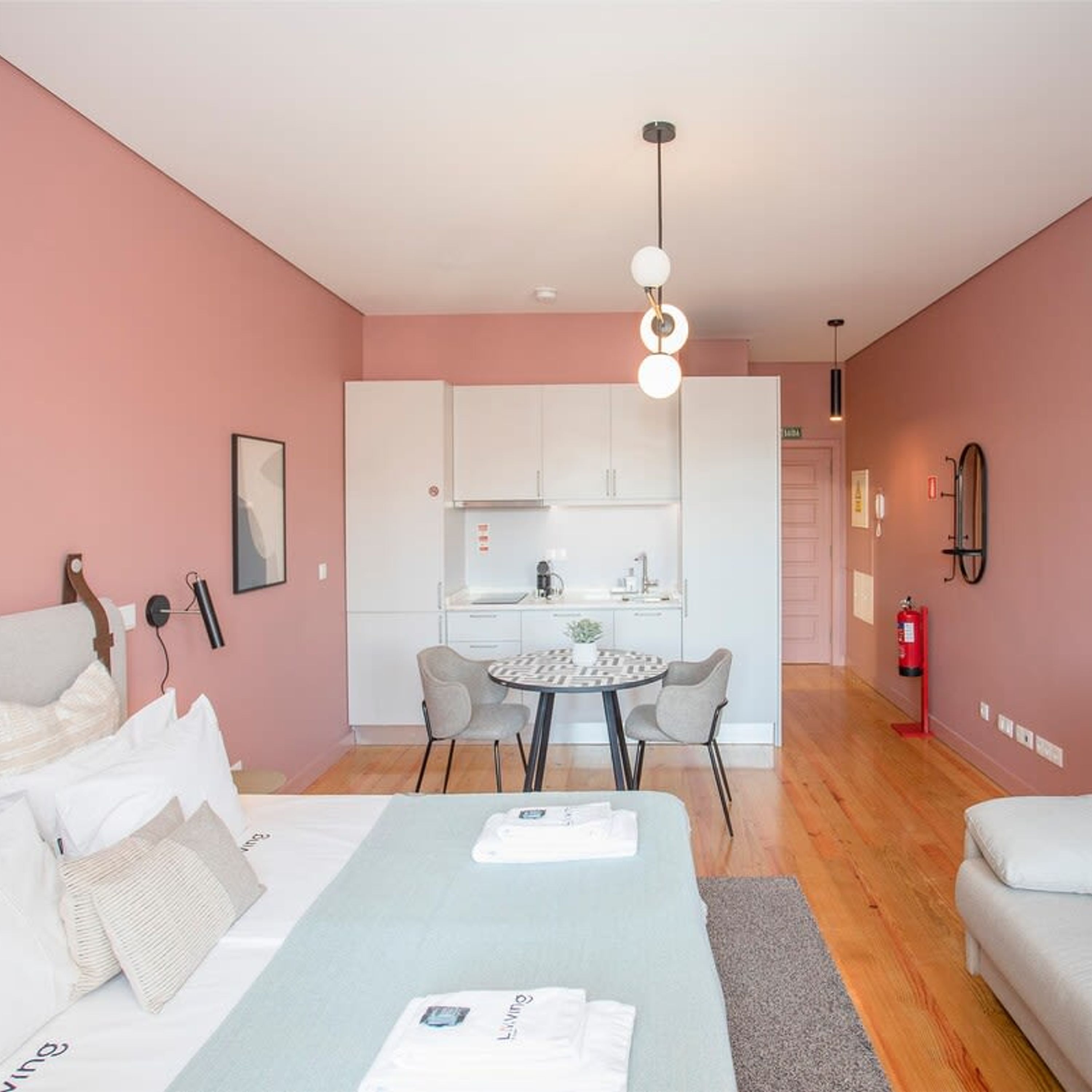 Un appartement moderne comprenant un coin cuisine, un espace repas et une chambre.