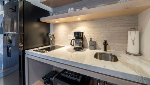 New 1BR Condo Near Marina and Downtown - Pool