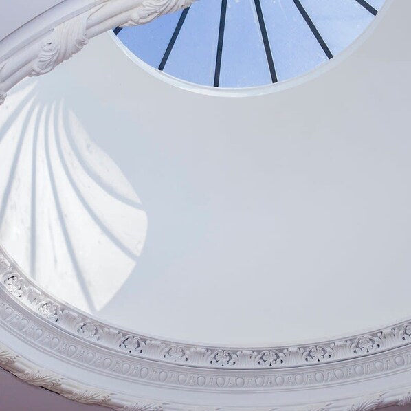 A white, ornate ceiling with a skylight and decorative moldings. - Liiiving in Porto Downtown Luxury Apartment 0T (Porto)