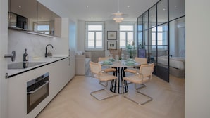 Una cucina moderna con zona pranzo, ampie finestre e vista sull'esterno.