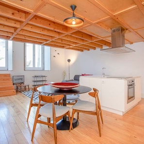 1 chambre, bureau, fer et planche à repasser, Internet
