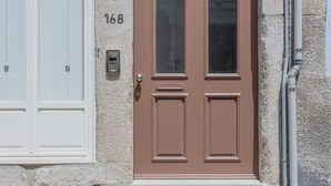 A building facade with a brown door, a white door, and the number 168. - Liiiving in Porto - Cl Rigos Terrace Apartment (Porto)