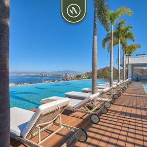 Room - Condo With Balcony - Rooftop Pool With Ocean View (Puerto Vallarta)