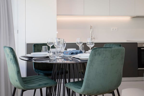 Apartment | 2 Schlafzimmer, Schreibtisch, Bügeleisen/Bügelbrett, Internetzugang