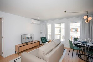 Huoneisto | 2 makuuhuonetta, työpöytä, silitysrauta/-lauta, internet