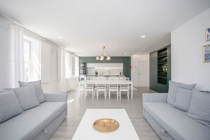 Appartement | Bureau, fer et planche à repasser, Internet