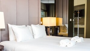 A hotel room with a large bed, a bedside lamp, and a mirror reflecting the room. - Liiiving in Matosinhos - High Sea Condo (Matosinhos)