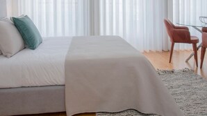 Ein Hotelzimmer mit Bett, Schreibtisch und Stuhl.