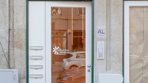 A building entrance with a glass door, a keypad, and a sign reading "Mouzinho Residence." - Liiiving in Porto-mouzinho Residence Apartment 1F (Porto)