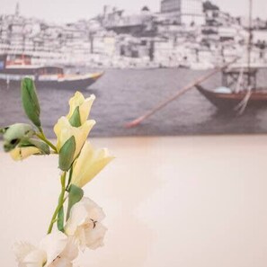 A flower arrangement in a vase with a cityscape in the background. - Liiiving in Porto Light Spacious Apartment (Porto)