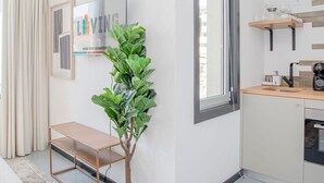 Egy modern konyha beépített sütővel, kávéfőzővel és kilátással rendelkező ablakkal.