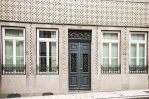 A building facade with a numbered door (102), large windows with white frames, and decorative metal railings. - Liiiving in Porto Art Heart Studio (Porto)