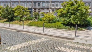 A historic building with a symmetrical facade, large windows, and a central entrance. - Liiiving in Porto - Carlos Alberto Apartment (Porto)