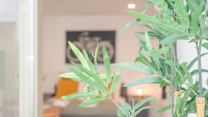 Uma sala de estar moderna com um sofá, uma mesa de centro e um quadro na parede.
