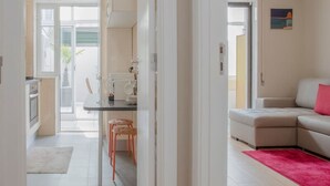 A modern apartment with a kitchen, dining area, and living room. - Liiiving in Porto Terrace Downtown Apartment (Porto)
