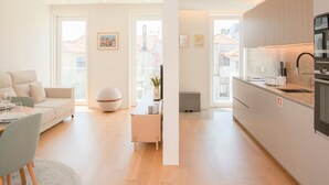 Un appartamento moderno con zona pranzo, soggiorno e cucina.