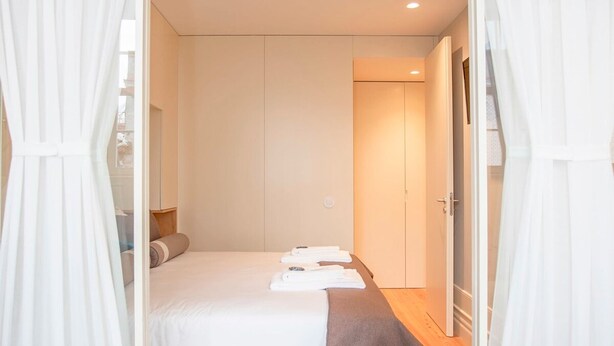 Une chambre à coucher avec un lit, des oreillers et une table de chevet.