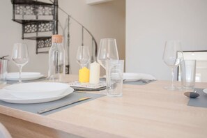 Appartement | Bureau, fer et planche à repasser, Internet